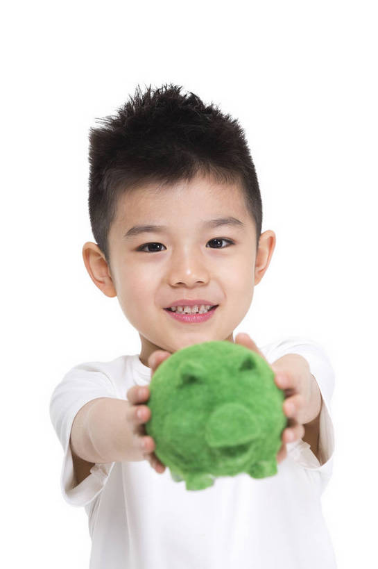 东方人,儿童,站,捧,微笑,竖图,彩色,室内,白天,留白,抠图,白色背景,正面,时尚,快乐,幸福,北京,中国,仅一个人,服装,环保,图片,小猪,小孩,衣服,绿色,白色,模型,站着,健康,储蓄罐,放松,可爱,童年,童趣,储蓄,理财,摄影,服饰,生活方式,成长,希望,好奇,伸出,未来,衣着,穿着,宣传,乐观,衣饰,节约,天真,男孩,男人,男性,亚洲人,中国人,孩子,站立,半身,影棚拍摄,愉快,男生,bj174