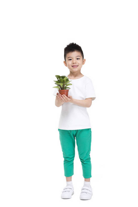 东方人,儿童,站,捧,微笑,竖图,彩色,室内,白天,留白,抠图,白色背景,正面,时尚,快乐,幸福,植物,花盆,北京,中国,仅一个人,服装,环保,图片,小孩,衣服,绿色,白色,站着,健康,放松,可爱,童年,童趣,摄影,服饰,生活方式,成长,希望,好奇,未来,衣着,花草,穿着,宣传,乐观,衣饰,天真,男孩,男人,男性,亚洲人,中国人,孩子,站立,全身,影棚拍摄,愉快,男生,bj174