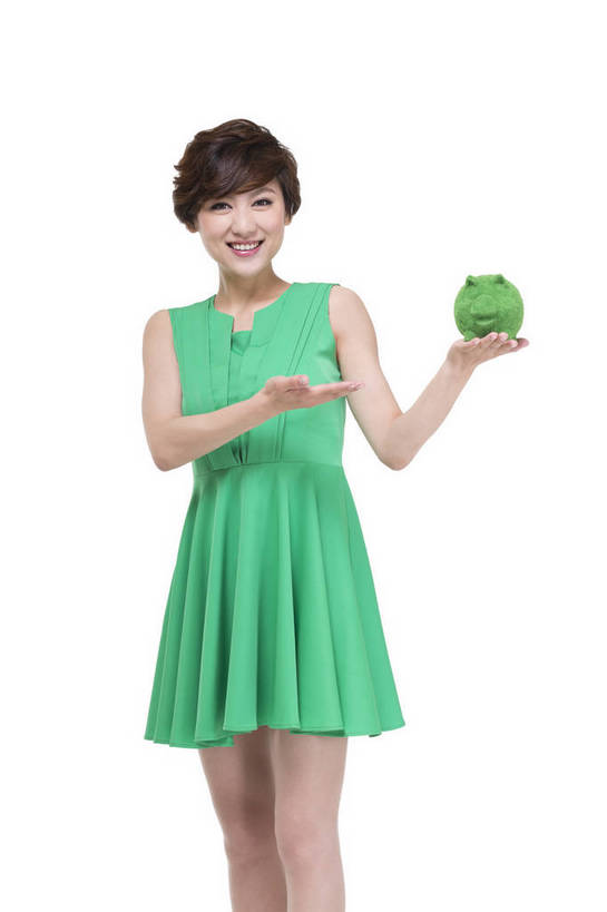 东方人,中年人,一个人,站,微笑,竖图,彩色,室内,白天,留白,抠图,白色背景,正面,裙子,时尚,幸福,北京,中国,仅一个年轻女性,环保,图片,小猪,绿色,模型,健康,展示,储蓄罐,放松,美女,储蓄,理财,摄影,生活方式,宣传,端庄,乐观,节约,年轻女性,女人,女性,亚洲人,中国人,年轻人,半身,影棚拍摄,欢乐,愉快,bj174