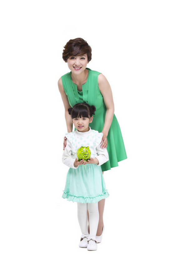 东方人,儿童,中年人,两个人,家庭,站,微笑,竖图,彩色,室内,白天,留白,抠图,白色背景,正面,裙子,时尚,快乐,幸福,北京,中国,弯腰,环保,图片,小猪,小孩,绿色,模型,站着,健康,温馨,母女,展示,储蓄罐,放松,可爱,美女,童年,童趣,储蓄,理财,摄影,生活方式,成长,希望,好奇,未来,亲情,宣传,乐观,节约,天真,男孩,男人,男性,年轻女性,女人,女性,亚洲人,中国人,孩子,年轻人,站立,全身,影棚拍摄,爱,愉快,男生,bj174