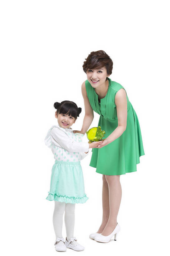 东方人,儿童,中年人,两个人,家庭,站,微笑,竖图,彩色,室内,白天,留白,抠图,白色背景,正面,侧面,裙子,时尚,快乐,幸福,北京,中国,弯腰,环保,图片,小猪,小孩,绿色,模型,站着,健康,温馨,母女,展示,储蓄罐,放松,可爱,美女,童年,童趣,储蓄,理财,摄影,生活方式,成长,希望,好奇,未来,亲情,宣传,乐观,节约,天真,男孩,男人,男性,年轻女性,女人,女性,亚洲人,中国人,孩子,年轻人,站立,全身,影棚拍摄,爱,愉快,男生,bj174