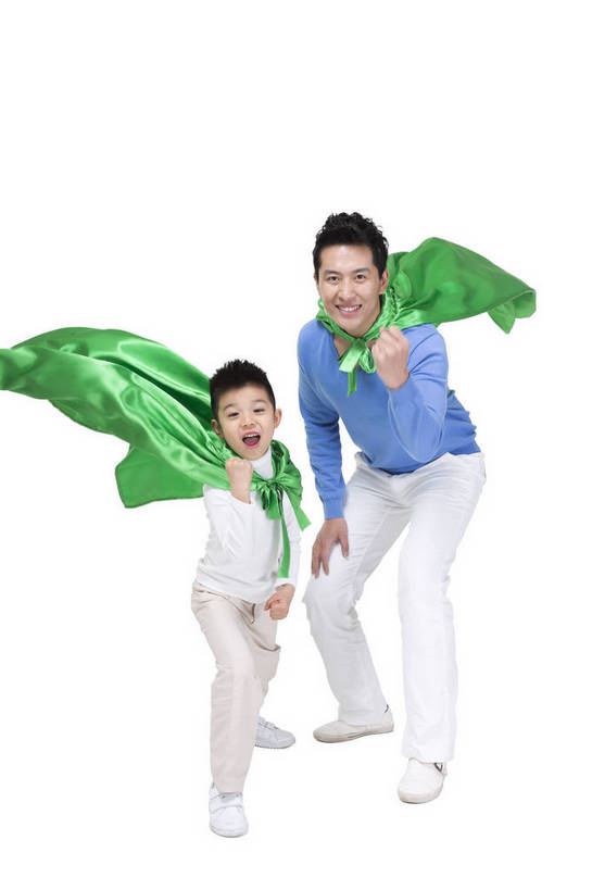 东方人,儿童,中年人,两个人,家庭,站,微笑,竖图,彩色,室内,白天,留白,抠图,白色背景,侧面,时尚,快乐,幸福,北京,中国,环保,图片,鼓励,外套,小孩,绿色,握拳,站着,卫士,健康,温馨,父子,休闲服,披风,放松,可爱,童年,童趣,自信,摄影,生活方式,成长,希望,好奇,未来,亲情,宣传,斗篷,乐观,天真,男孩,男人,男性,年轻男性,亚洲人,中国人,孩子,年轻人,外衣,站立,全身,影棚拍摄,爱,愉快,男生,莲蓬衣,bj174