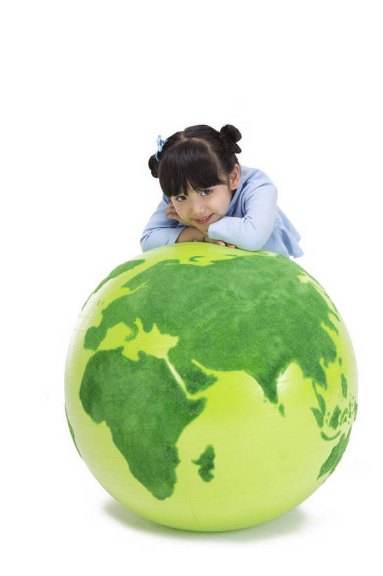 东方人,儿童,一个人,站,跪,微笑,竖图,彩色,室内,白天,留白,抠图,白色背景,正面,时尚,快乐,幸福,北京,中国,环保,图片,地球,小孩,绿色,模型,趴着,站着,健康,休闲服,卡通,放松,可爱,童年,童趣,摄影,生活方式,成长,道具,希望,好奇,未来,宣传,乐观,天真,男孩,男人,男性,女孩,女人,女性,亚洲人,中国人,孩子,站立,全身,影棚拍摄,愉快,男生,女生,bj174