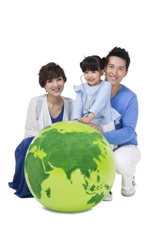 女,东方人,儿童,中年人,三个人,家庭,父母,站,蹲,微笑,竖图,彩色,室内,白天,留白,抠图,白色背景,正面,时尚,快乐,幸福,北京,中国,环保,图片,地球,小孩,绿色,模型,听诊器,站着,健康,温暖,温馨,三口之家,一家人,休闲服,卡通,放松,可爱,美女,童年,童趣,摄影,生活方式,成长,道具,希望,好奇,和睦,未来,亲情,诊疗,宣传,合家欢,团圆,乐观,天真,男孩,男人,男性,年轻男性,年轻女性,女孩,女人,女性,亚洲人,中国人,孩子,年轻人,站立,全身,影棚拍摄,爱,愉快,融洽,男生,bj174