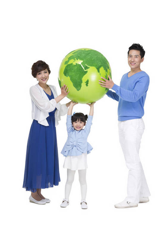 女,东方人,儿童,中年人,三个人,家庭,父母,站,微笑,竖图,彩色,室内,白天,留白,抠图,白色背景,正面,侧面,裙子,时尚,快乐,幸福,北京,中国,环保,图片,地球,长裙,小孩,绿色,模型,站着,健康,温暖,温馨,三口之家,一家人,休闲服,卡通,放松,可爱,美女,童年,童趣,摄影,生活方式,成长,道具,希望,好奇,和睦,未来,亲情,宣传,合家欢,团圆,乐观,天真,男孩,男人,男性,年轻男性,年轻女性,女孩,女人,女性,亚洲人,中国人,孩子,年轻人,举起,站立,全身,影棚拍摄,爱,愉快,融洽,男生,bj174