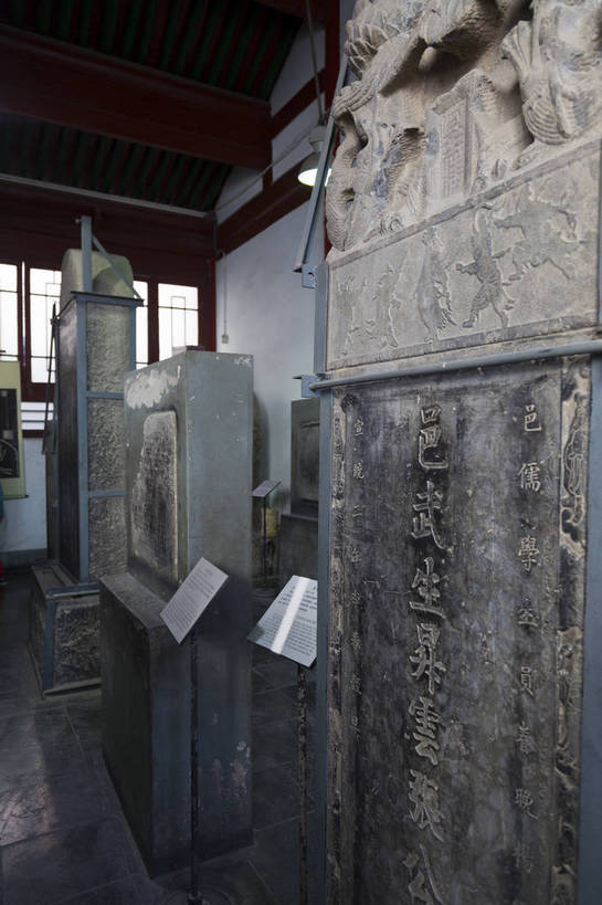 无人,博物馆,竖图,彩色,室内,特写,白天,旅游,度假,名胜古迹,标志建筑,地标,建筑,西安,中国,亚洲,遗迹,浮雕,书法,图片,建筑群,古典,古迹,文物,娱乐,建设,古建筑,石碑,享受,休闲,汉字,旅游胜地,放松,摄影,文明,中国文化,刻字,古文明,东亚,陕西,陕西省,湖北,碑林,西安市,中华人民共和国,省会,西北地区,陕,旅行,西安碑林,西安碑林博物馆,bj174