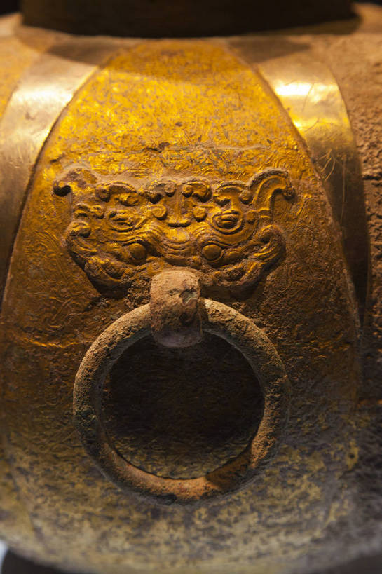 无人,博物馆,竖图,彩色,室内,特写,白天,旅游,度假,石头,西安,中国,亚洲,风俗,石子,图片,古典,文化,文物,娱乐,传统,工艺品,享受,休闲,旅游胜地,放松,精神,摄影,古董,鼎,古物,文明,中国文化,用具,器具,古玩,铜器,东亚,陕西,陕西省,湖北,西安市,中华人民共和国,省会,青铜器,西北地区,陕,古代文明,制度,石块,岩石,旅行,青铜炊器,青铜鼎,陕西历史博物馆,雁塔区,陕西省博物馆,bj174