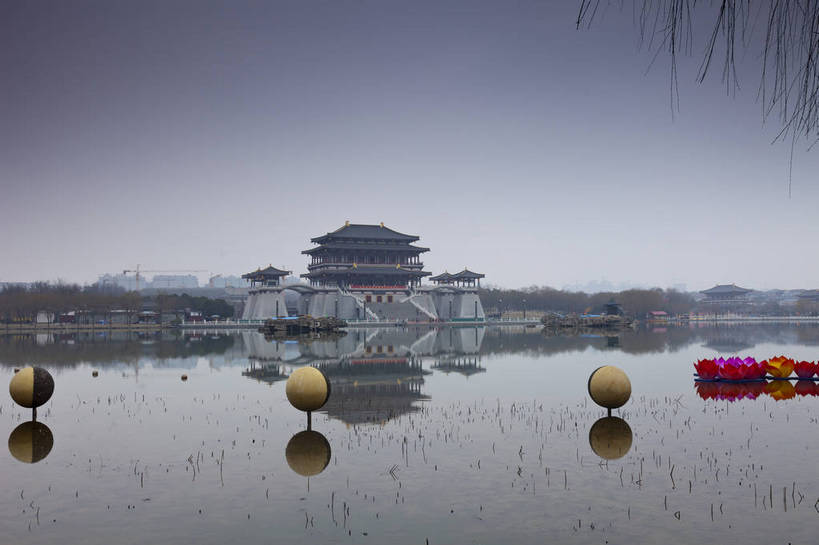 无人,公园,宫殿,横图,彩色,室外,白天,旅游,度假,湖,名胜古迹,标志建筑,地标,建筑,西安,中国,遗迹,图片,建筑群,古典,古迹,文物,娱乐,建设,古建筑,享受,休闲,旅游胜地,放松,摄影,园林,文明,中国文化,古文明,陕西,旅行,大唐芙蓉园,bj174