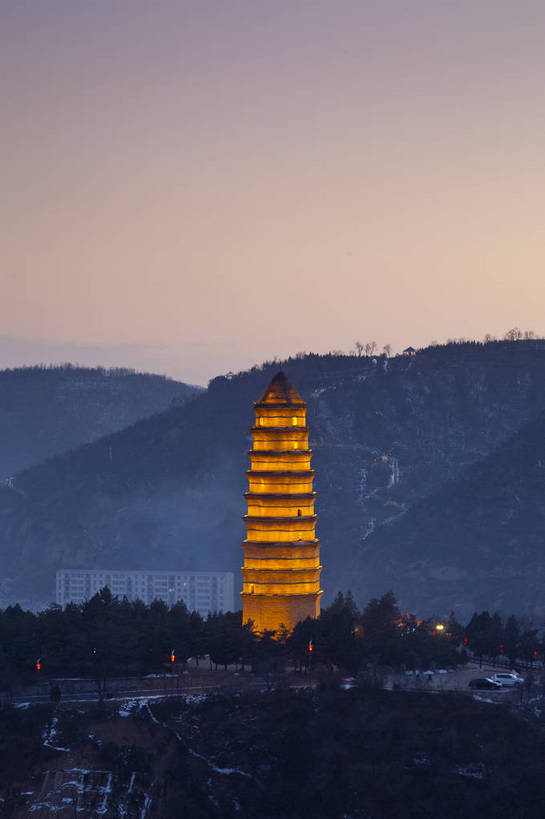 无人,竖图,旅游,度假,名胜古迹,山,标志建筑,地标,建筑,中国,遗迹,建筑群,塔,古典,古迹,文物,娱乐,建设,古建筑,宝塔,享受,休闲,旅游胜地,放松,文明,中国文化,古文明,窑洞,陕西,灯火辉煌,延安,宝塔山,旅行,bj174