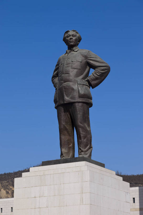 无人,竖图,旅游,度假,名胜古迹,标志建筑,地标,建筑,中国,遗迹,毛泽东,雕像,纪念碑,纪念馆,古迹,历史,文物,娱乐,建设,古建筑,现代建筑,享受,休闲,旅游胜地,放松,文明,中国文化,古文明,陕西,延安,旅行,延安革命纪念馆,bj174