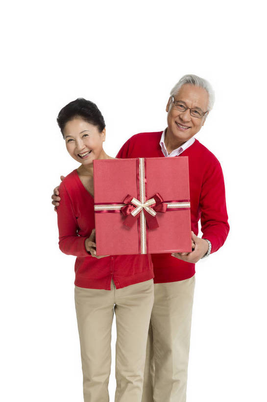 东方人,老年人,一个人,站,微笑,竖图,彩色,室内,白天,留白,抠图,白色背景,正面,时尚,幸福,礼盒,北京,中国,春节,新年,节日,庆祝,图片,纸盒,文化,老人,仅一个老年男性,庆典,健康,喜庆,展示,放松,摄影,生活方式,纪念,慈祥,乐观,和善,老年男性,男人,男性,亚洲人,中国人,捧着,半身,影棚拍摄,欢乐,红衣,传统节日,bj174