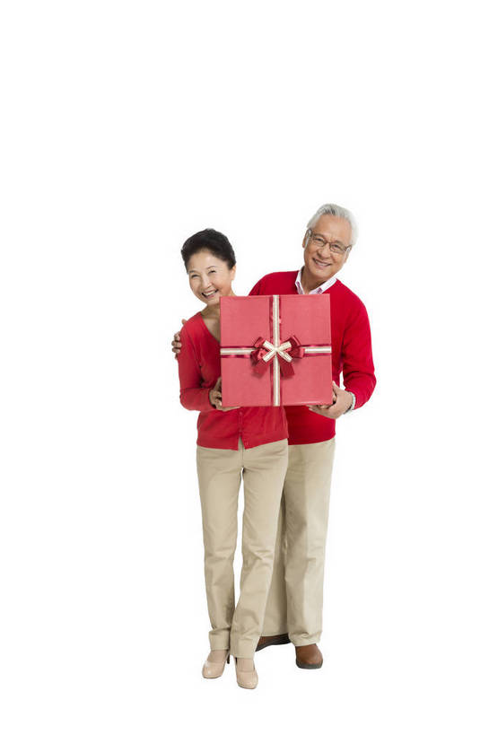 东方人,老年人,一个人,站,微笑,竖图,彩色,室内,白天,留白,抠图,白色背景,正面,时尚,幸福,礼盒,北京,中国,春节,新年,节日,庆祝,图片,纸盒,文化,老人,仅一个老年男性,庆典,健康,喜庆,展示,放松,摄影,生活方式,纪念,慈祥,乐观,和善,老年男性,男人,男性,亚洲人,中国人,捧着,全身,影棚拍摄,欢乐,红衣,传统节日,bj174