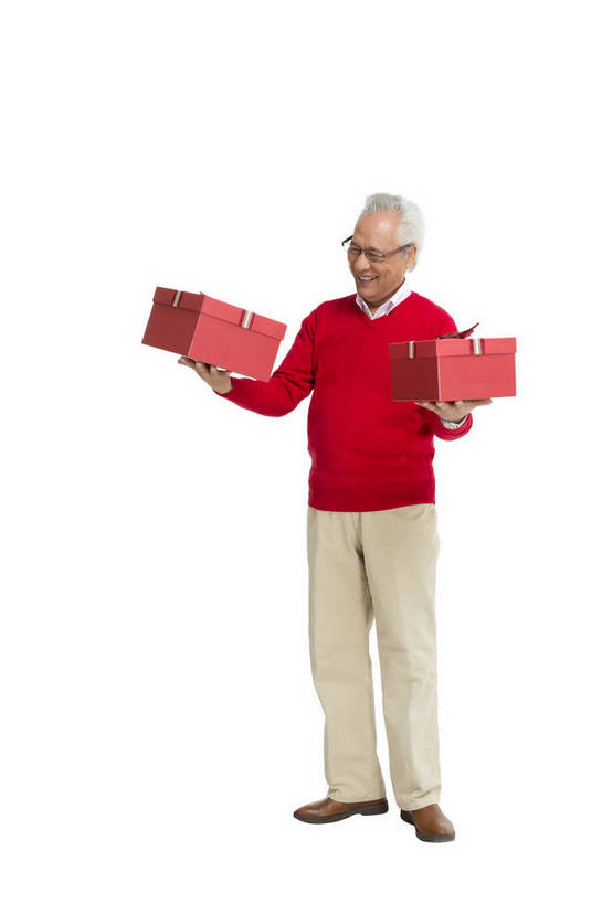 东方人,老年人,一个人,站,微笑,竖图,彩色,室内,白天,留白,抠图,白色背景,正面,时尚,幸福,礼盒,北京,中国,春节,新年,节日,庆祝,图片,纸盒,文化,老人,仅一个老年男性,庆典,健康,喜庆,展示,放松,摄影,生活方式,纪念,慈祥,乐观,和善,老年男性,男人,男性,亚洲人,中国人,捧着,全身,影棚拍摄,欢乐,红衣,传统节日,bj174