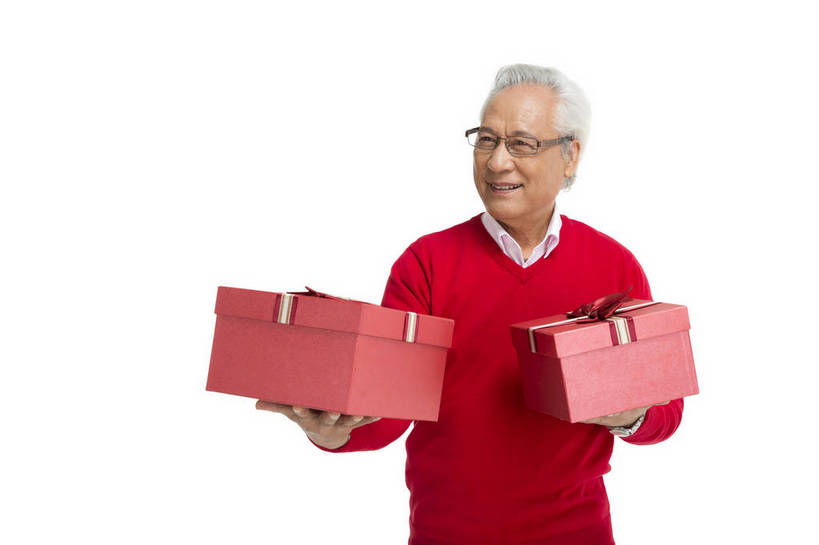 东方人,老年人,一个人,站,微笑,横图,彩色,室内,白天,留白,抠图,白色背景,正面,时尚,幸福,礼盒,北京,中国,春节,新年,节日,庆祝,图片,纸盒,文化,老人,仅一个老年男性,庆典,健康,喜庆,展示,放松,摄影,生活方式,纪念,慈祥,乐观,和善,老年男性,男人,男性,亚洲人,中国人,捧着,半身,影棚拍摄,欢乐,红衣,传统节日,bj174