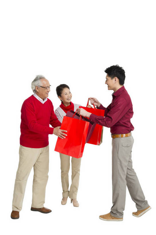 东方人,中年人,老年人,三个人,家庭,父母,儿子,站,笑,竖图,彩色,室内,白天,留白,抠图,白色背景,侧面,衬衫,购物,聚会,时尚,幸福,北京,中国,春节,新年,正装,节日,庆祝,图片,购物袋,文化,老人,庆典,健康,温馨,喜庆,放松,摄影,生活方式,纪念,西裤,和睦,采购,慈祥,亲近,亲情,合家欢,欢聚一堂,乐观,和善,老年男性,老年女性,男人,男性,年轻男性,女人,女性,中国人,年轻人,交谈,全身,影棚拍摄,欢乐,红衣,传统节日,bj174