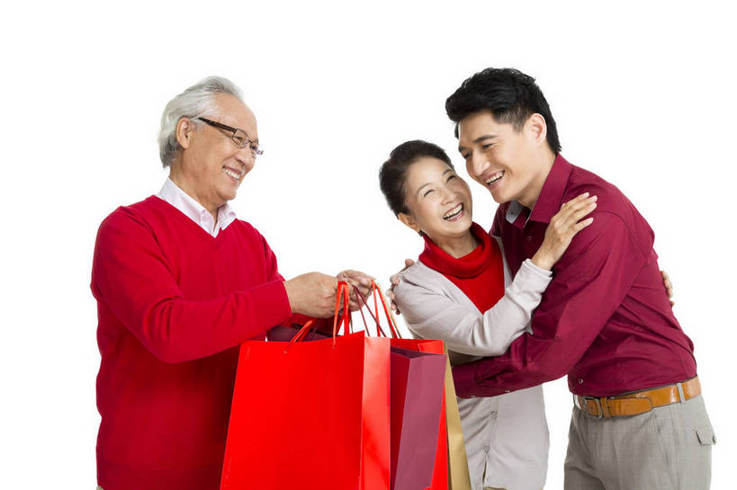 东方人,中年人,老年人,三个人,家庭,父母,儿子,站,笑,横图,彩色,室内,白天,留白,抠图,白色背景,侧面,衬衫,购物,聚会,时尚,幸福,北京,中国,春节,新年,正装,节日,庆祝,图片,购物袋,文化,老人,庆典,健康,温馨,喜庆,放松,摄影,生活方式,纪念,西裤,和睦,采购,慈祥,亲近,亲情,合家欢,欢聚一堂,乐观,和善,老年男性,老年女性,男人,男性,年轻男性,女人,女性,中国人,年轻人,交谈,拥抱,半身,影棚拍摄,欢乐,红衣,传统节日,bj174