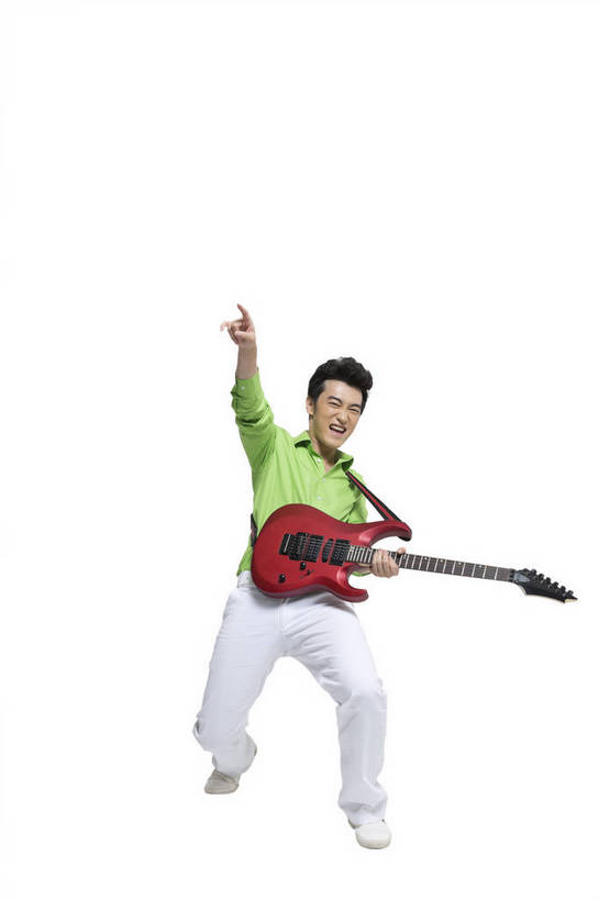 东方人,竖图,彩色,室内,白天,留白,抠图,白色背景,正面,时尚,陶醉,跳舞,快乐,幸福,北京,中国,仅一个人,图片,弹奏,演奏,弹吉他,休闲装,现代,半蹲,享受,休闲,放松,活力,自信,唱歌,摄影,生活方式,青春,手舞足蹈,演唱,歌唱,动感,乐观,男人,男性,年轻男性,亚洲人,中国人,年轻人,全身,影棚拍摄,愉快,bj174