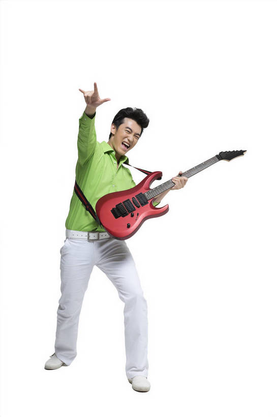 东方人,竖图,彩色,室内,白天,留白,抠图,白色背景,正面,时尚,陶醉,跳舞,快乐,幸福,北京,中国,仅一个人,图片,弹奏,演奏,弹吉他,休闲装,现代,半蹲,享受,休闲,放松,活力,自信,唱歌,摄影,生活方式,青春,手舞足蹈,演唱,歌唱,动感,乐观,男人,男性,年轻男性,亚洲人,中国人,年轻人,全身,影棚拍摄,愉快,bj174