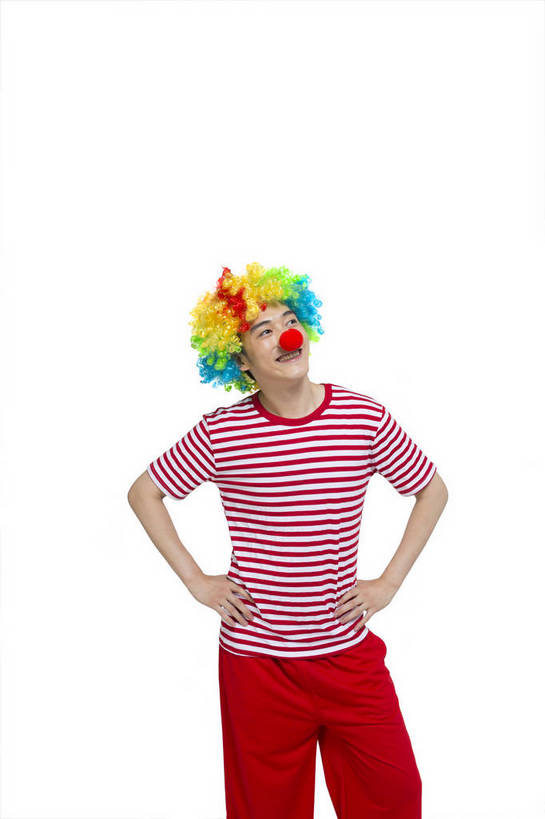 东方人,鼻子,小丑,站,笑,竖图,彩色,室内,白天,留白,抠图,白色背景,正面,时尚,快乐,幸福,北京,中国,仅一个人,图片,休闲装,现代,红色,休闲,表情,卡通,放松,活力,自信,摄影,生活方式,青春,搞笑,幽默,有趣,滑稽,动感,乐观,男人,男性,年轻男性,亚洲人,中国人,年轻人,半身,影棚拍摄,愉快,bj174