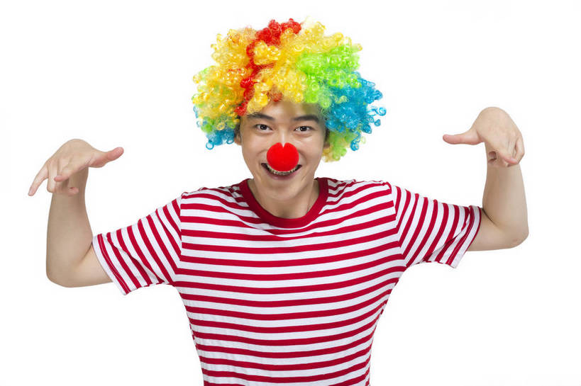 东方人,鼻子,小丑,站,笑,横图,彩色,室内,白天,留白,抠图,白色背景,正面,时尚,快乐,幸福,北京,中国,仅一个人,图片,休闲装,现代,红色,休闲,表情,卡通,放松,活力,自信,摄影,生活方式,青春,搞笑,幽默,有趣,滑稽,动感,乐观,男人,男性,年轻男性,亚洲人,中国人,年轻人,半身,影棚拍摄,愉快,bj174