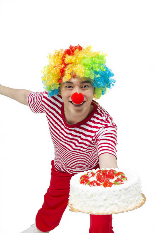 东方人,鼻子,小丑,站,笑,竖图,彩色,室内,白天,留白,抠图,白色背景,正面,时尚,快乐,幸福,北京,中国,仅一个人,图片,食品,甜点,休闲装,现代,红色,休闲,表情,卡通,放松,活力,夸张,自信,摄影,生活方式,青春,搞笑,幽默,有趣,滑稽,动感,乐观,男人,男性,年轻男性,亚洲人,中国人,年轻人,捧着,半身,影棚拍摄,愉快,蛋糕,bj174