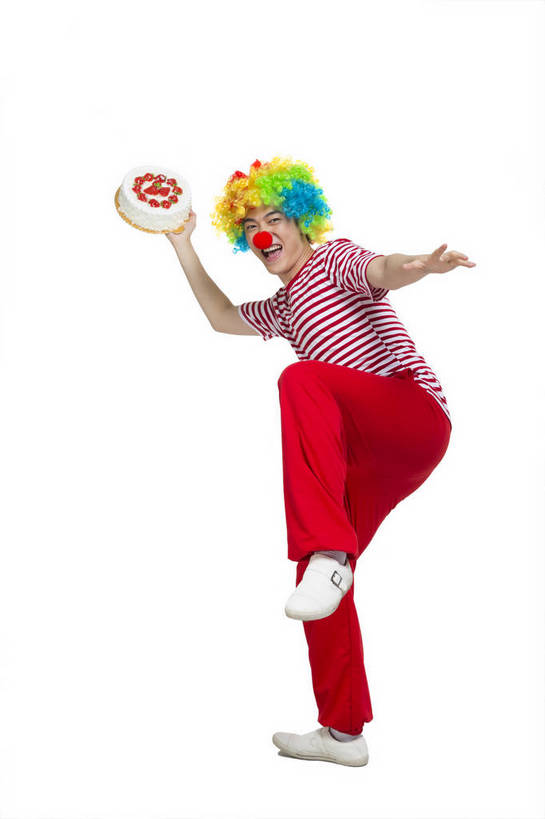 东方人,鼻子,小丑,站,笑,竖图,彩色,室内,白天,留白,抠图,白色背景,正面,侧面,时尚,快乐,幸福,北京,中国,仅一个人,图片,食品,甜点,休闲装,现代,红色,休闲,表情,卡通,放松,活力,夸张,自信,摄影,生活方式,青春,搞笑,幽默,有趣,滑稽,动感,乐观,男人,男性,年轻男性,亚洲人,中国人,年轻人,捧着,全身,影棚拍摄,愉快,蛋糕,bj174