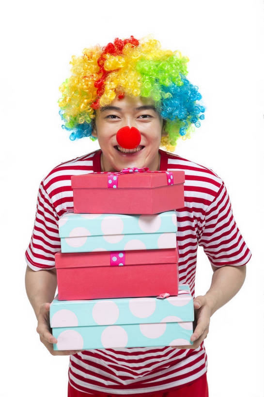 东方人,鼻子,小丑,站,笑,竖图,彩色,室内,白天,留白,抠图,白色背景,正面,时尚,快乐,幸福,礼盒,北京,中国,仅一个人,图片,纸盒,休闲装,现代,红色,休闲,表情,卡通,放松,活力,夸张,自信,摄影,生活方式,青春,搞笑,幽默,有趣,滑稽,动感,乐观,男人,男性,年轻男性,亚洲人,中国人,年轻人,捧着,半身,影棚拍摄,愉快,bj174
