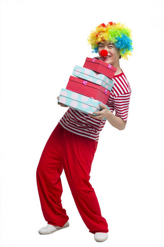 东方人,鼻子,小丑,站,笑,竖图,彩色,室内,白天,留白,抠图,白色背景,正面,侧面,时尚,快乐,幸福,礼盒,北京,中国,仅一个人,图片,纸盒,休闲装,现代,红色,休闲,表情,卡通,放松,活力,夸张,自信,摄影,生活方式,青春,搞笑,幽默,有趣,滑稽,动感,乐观,男人,男性,年轻男性,亚洲人,中国人,年轻人,捧着,全身,影棚拍摄,愉快,bj174