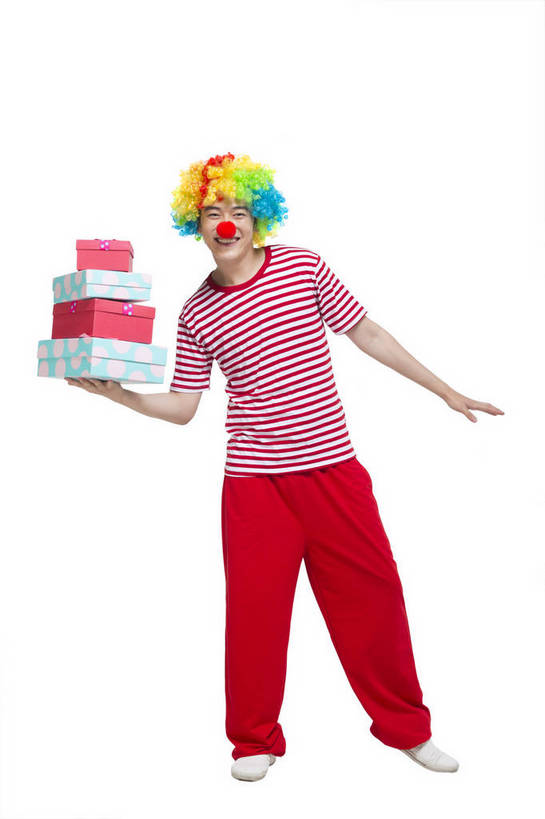 东方人,鼻子,小丑,站,笑,竖图,彩色,室内,白天,留白,抠图,白色背景,正面,时尚,快乐,幸福,礼盒,北京,中国,仅一个人,图片,纸盒,休闲装,现代,红色,休闲,表情,卡通,放松,活力,夸张,自信,摄影,生活方式,青春,搞笑,幽默,有趣,滑稽,动感,乐观,男人,男性,年轻男性,亚洲人,中国人,年轻人,捧着,全身,影棚拍摄,愉快,bj174