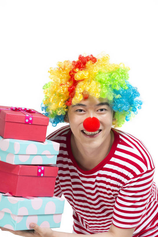 东方人,鼻子,小丑,站,笑,竖图,彩色,室内,白天,留白,抠图,白色背景,正面,时尚,快乐,幸福,礼盒,北京,中国,仅一个人,图片,纸盒,休闲装,现代,红色,休闲,表情,卡通,放松,活力,夸张,自信,摄影,生活方式,青春,搞笑,幽默,有趣,滑稽,动感,乐观,男人,男性,年轻男性,亚洲人,中国人,年轻人,捧着,半身,影棚拍摄,愉快,bj174