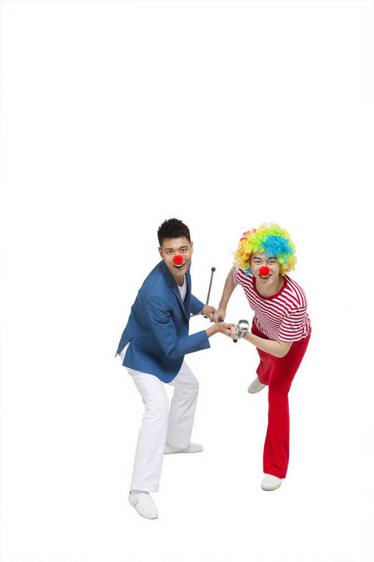 东方人,鼻子,两个人,伙伴,朋友,小丑,站,笑,竖图,彩色,室内,白天,留白,抠图,白色背景,正面,侧面,时尚,快乐,友谊,幸福,合作,团队,北京,中国,图片,休闲装,现代,红色,休闲,表情,卡通,放松,活力,夸张,自信,唱歌,摄影,生活方式,青春,搞笑,幽默,有趣,滑稽,麦克风,同伴,动感,乐观,友情,男人,男性,年轻男性,亚洲人,中国人,年轻人,全身,影棚拍摄,愉快,bj174
