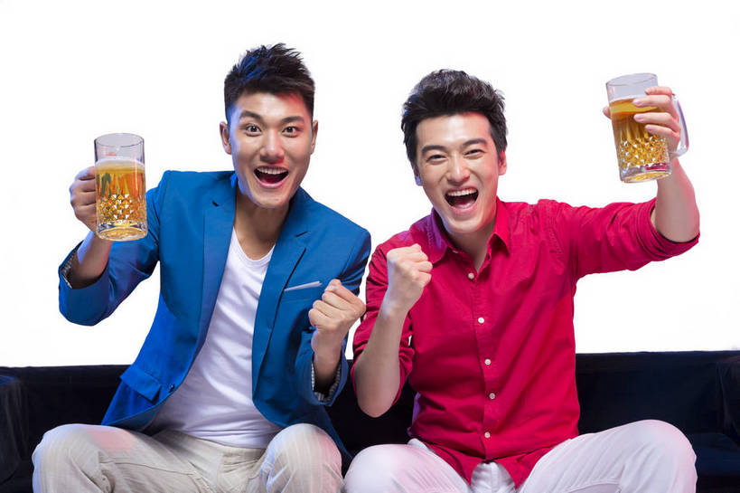 啤酒,东方人,两个人,伙伴,朋友,坐,笑,横图,彩色,室内,白天,留白,抠图,白色背景,正面,时尚,快乐,兴奋,友谊,幸福,合作,团队,北京,中国,图片,休闲装,干杯,休闲,放松,活力,狂欢,自信,摄影,生活方式,青春,同伴,动感,乐观,饮酒,友情,男人,男性,年轻男性,亚洲人,中国人,年轻人,举起,半身,影棚拍摄,愉快,bj174