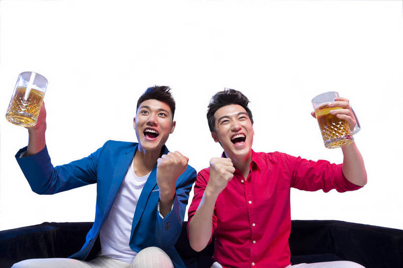 啤酒,东方人,两个人,伙伴,朋友,坐,笑,横图,彩色,室内,白天,留白,抠图,白色背景,正面,时尚,快乐,兴奋,友谊,幸福,合作,团队,北京,中国,图片,休闲装,干杯,休闲,放松,活力,狂欢,自信,摄影,生活方式,青春,同伴,动感,乐观,饮酒,友情,男人,男性,年轻男性,亚洲人,中国人,年轻人,举起,半身,影棚拍摄,愉快,bj174
