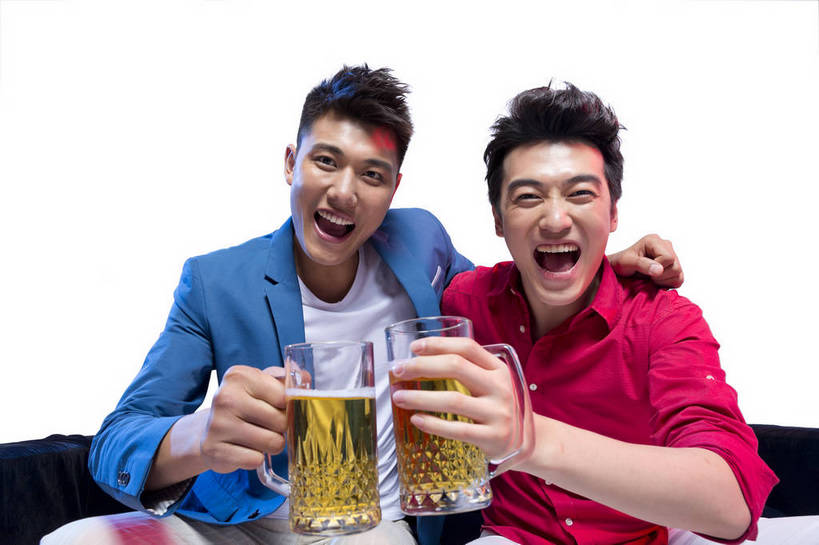 啤酒,东方人,两个人,伙伴,朋友,坐,笑,横图,彩色,室内,白天,留白,抠图,白色背景,正面,时尚,快乐,兴奋,友谊,幸福,合作,团队,北京,中国,图片,休闲装,碰杯,休闲,放松,活力,狂欢,自信,摄影,生活方式,青春,同伴,动感,乐观,饮酒,友情,男人,男性,年轻男性,亚洲人,中国人,年轻人,举起,半身,影棚拍摄,愉快,bj174