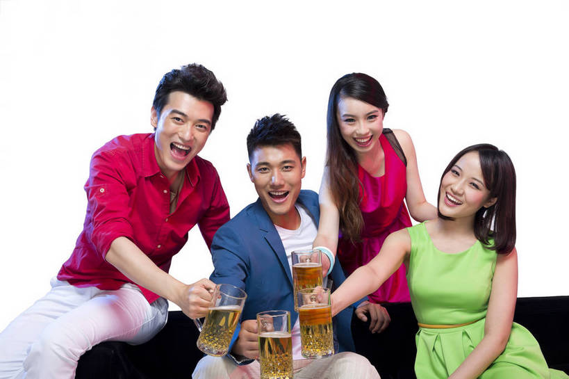 啤酒,东方人,四个人,伙伴,朋友,坐,笑,横图,彩色,室内,白天,留白,抠图,白色背景,正面,侧面,裙子,时尚,快乐,兴奋,友谊,幸福,合作,团队,北京,中国,连衣裙,庆祝,图片,许多人,休闲装,碰杯,一群人,休闲,放松,活力,狂欢,美女,自信,唱歌,摄影,生活方式,青春,同伴,动感,乐观,饮酒,友情,男人,男性,年轻男性,年轻女性,女人,女性,亚洲人,中国人,年轻人,半身,影棚拍摄,愉快,bj174