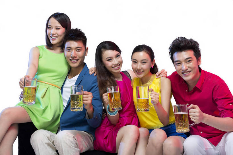 啤酒,东方人,伙伴,朋友,坐,笑,横图,彩色,室内,白天,留白,抠图,白色背景,正面,裙子,时尚,快乐,兴奋,友谊,幸福,合作,团队,北京,中国,五个人,连衣裙,图片,许多人,休闲装,干杯,一群人,休闲,放松,活力,狂欢,美女,自信,唱歌,摄影,生活方式,青春,同伴,动感,乐观,饮酒,友情,男人,男性,年轻男性,年轻女性,女人,女性,亚洲人,中国人,年轻人,半身,影棚拍摄,愉快,bj174