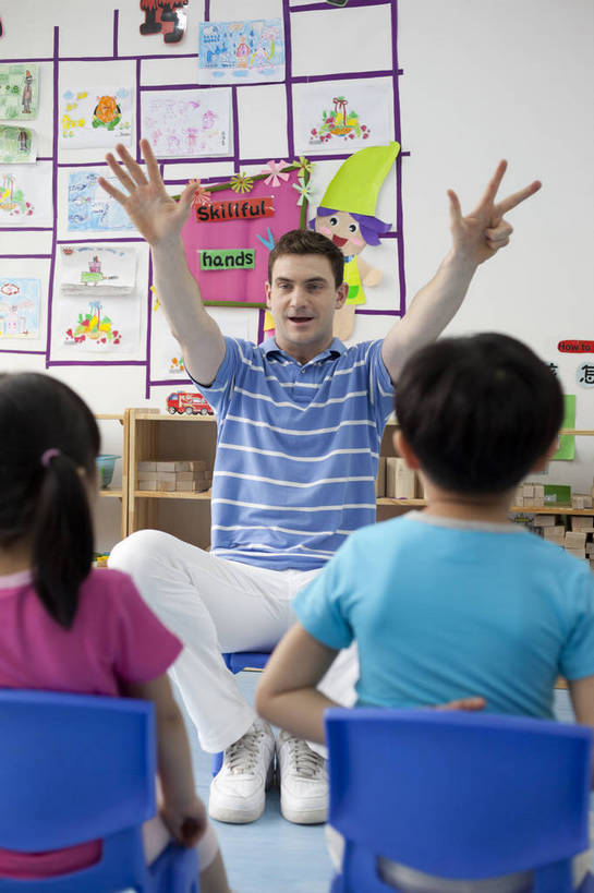 东方人,西方人,婴儿,儿童,中年人,三个人,伙伴,教师,坐,竖图,彩色,室内,白天,正面,快乐,友谊,幸福,纯洁,合作,柜子,玩具,北京,中国,欧洲人,板凳,图片,教育,小孩,小女孩,背面,背景墙,手势,教室,放松,可爱,童年,童趣,比划,讲解,外教,幼儿园,摄影,活泼,成长,希望,好奇,未来,学前教育,同伴,宝宝,纯真,烂漫,无邪,听讲,乐观,卡通画,伶俐,认真,天真,友情,男孩,男人,男性,年轻男性,美国人,亚洲人,中国人,孩子,年轻人,半身,男生,师生,bj174