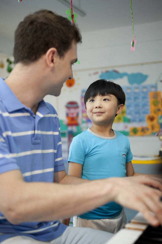 东方人,西方人,婴儿,儿童,中年人,两个人,伙伴,教师,坐,竖图,彩色,室内,白天,侧面,快乐,友谊,幸福,纯洁,合作,北京,中国,欧洲人,图片,钢琴,教育,演奏,小孩,背景墙,教室,放松,可爱,童年,童趣,讲解,外教,幼儿园,摄影,活泼,成长,希望,好奇,演示,未来,学前教育,同伴,宝宝,弹钢琴,纯真,烂漫,无邪,辅导,乐观,传授,卡通画,伶俐,认真,天真,友情,男孩,男人,男性,年轻男性,美国人,亚洲人,中国人,孩子,年轻人,半身,男生,师生,bj174