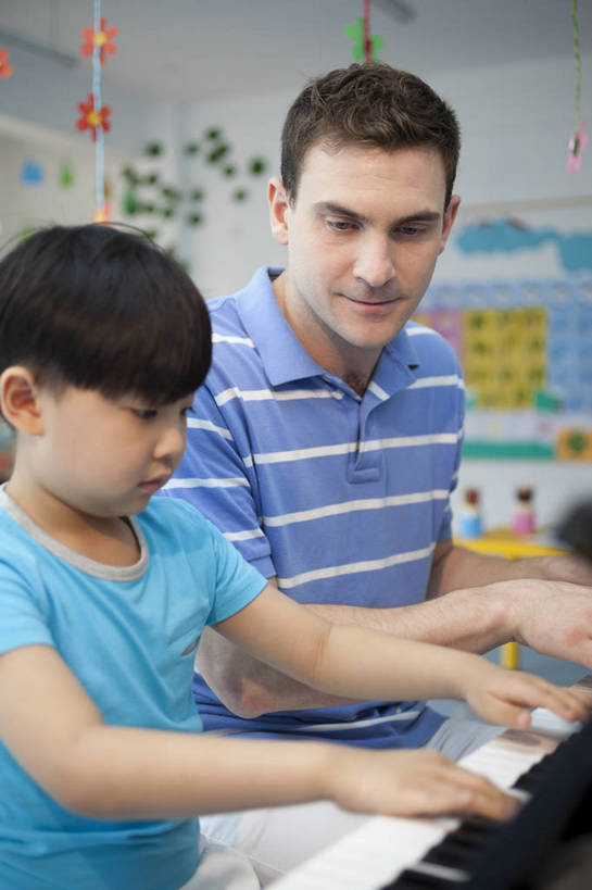 东方人,西方人,婴儿,儿童,中年人,两个人,伙伴,教师,坐,竖图,彩色,室内,白天,侧面,快乐,友谊,幸福,纯洁,合作,北京,中国,欧洲人,图片,钢琴,教育,演奏,小孩,背景墙,教室,放松,可爱,童年,童趣,讲解,外教,幼儿园,摄影,活泼,成长,希望,好奇,演示,未来,学前教育,同伴,宝宝,弹钢琴,纯真,烂漫,无邪,辅导,乐观,传授,卡通画,伶俐,认真,天真,友情,男孩,男人,男性,年轻男性,美国人,亚洲人,中国人,孩子,年轻人,半身,男生,师生,bj174