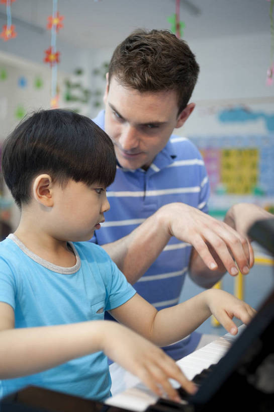 东方人,西方人,婴儿,儿童,中年人,两个人,伙伴,教师,坐,竖图,彩色,室内,白天,侧面,快乐,友谊,幸福,纯洁,合作,北京,中国,欧洲人,图片,钢琴,教育,演奏,小孩,背景墙,教室,放松,可爱,童年,童趣,讲解,外教,幼儿园,摄影,活泼,成长,希望,好奇,演示,未来,学前教育,同伴,宝宝,弹钢琴,纯真,烂漫,无邪,辅导,乐观,传授,卡通画,伶俐,认真,天真,友情,男孩,男人,男性,年轻男性,美国人,亚洲人,中国人,孩子,年轻人,半身,男生,师生,bj174