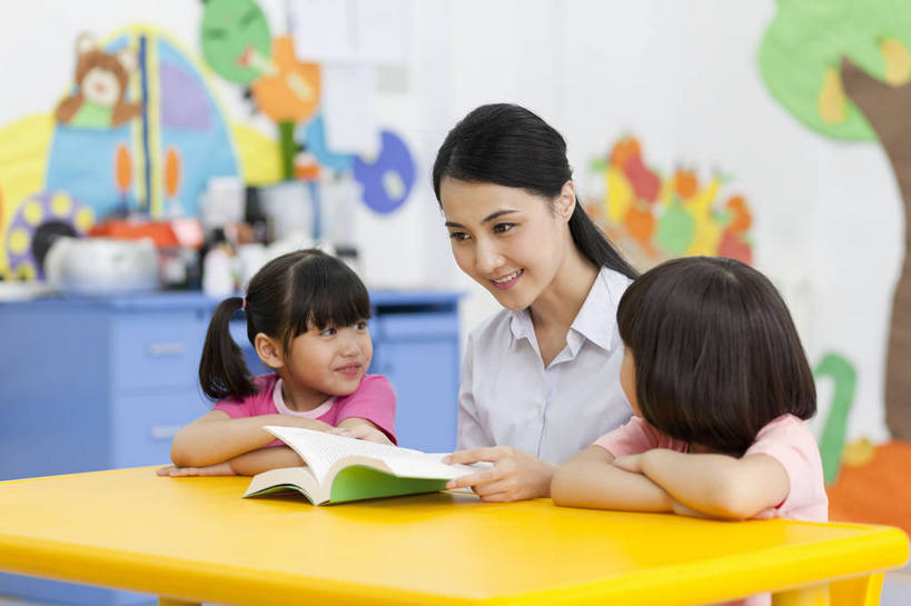 东方人,婴儿,儿童,中年人,三个人,伙伴,教师,坐,说,横图,彩色,室内,白天,正面,侧面,快乐,友谊,幸福,纯洁,合作,北京,中国,学习,图片,许多人,教育,听,书桌,小孩,小女孩,背景墙,一群人,教室,放松,可爱,美女,童年,童趣,读书,幼儿园,摄影,活泼,成长,希望,好奇,未来,学前教育,同伴,宝宝,提问,纯真,烂漫,无邪,乐观,教员,卡通画,伶俐,认真,天真,友情,男孩,男人,男性,年轻女性,女人,女性,亚洲人,中国人,孩子,年轻人,老师,讲话,说话,半身,先生,男生,师生,bj174