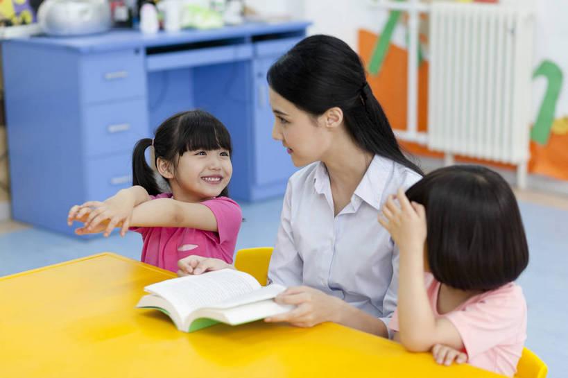 东方人,婴儿,儿童,中年人,三个人,伙伴,教师,坐,说,横图,彩色,室内,白天,正面,侧面,快乐,友谊,幸福,纯洁,合作,北京,中国,学习,图片,许多人,教育,听,书桌,小孩,小女孩,背景墙,一群人,教室,放松,可爱,美女,童年,童趣,读书,幼儿园,摄影,活泼,成长,希望,好奇,未来,学前教育,同伴,宝宝,提问,纯真,烂漫,无邪,乐观,教员,卡通画,伶俐,认真,天真,友情,男孩,男人,男性,年轻女性,女人,女性,亚洲人,中国人,孩子,年轻人,老师,讲话,说话,半身,先生,男生,师生,bj174