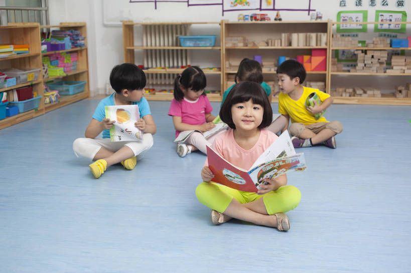 东方人,婴儿,儿童,伙伴,坐,盘腿,横图,彩色,室内,白天,正面,阅读,快乐,友谊,幸福,纯洁,合作,柜子,玩具,北京,中国,五个人,图片,许多人,小孩,小女孩,背景墙,画册,一群人,教室,放松,可爱,童年,童趣,读书,幼儿园,摄影,活泼,成长,希望,好奇,未来,同伴,宝宝,纯真,烂漫,无邪,乐观,卡通画,伶俐,认真,天真,友情,男孩,男人,男性,女人,女性,亚洲人,中国人,孩子,书,盘腿而坐,盘膝,盘着腿的,盘着腿坐,双腿交叉,坐着,全身,男生,bj174