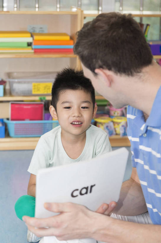 东方人,西方人,婴儿,儿童,中年人,两个人,伙伴,教师,坐,盘腿,微笑,竖图,彩色,室内,白天,正面,侧面,快乐,友谊,幸福,纯洁,合作,柜子,拼图,玩具,北京,中国,欧洲人,图片,许多人,教育,小孩,背景墙,画册,一群人,教室,展示,放松,可爱,童年,童趣,外教,幼儿园,摄影,活泼,成长,希望,好奇,未来,学前教育,同伴,宝宝,纯真,烂漫,无邪,辅导,乐观,传授,卡通画,伶俐,天真,友情,男孩,男人,男性,年轻男性,美国人,亚洲人,中国人,孩子,年轻人,盘腿而坐,盘膝,盘着腿的,盘着腿坐,双腿交叉,坐着,半身,男生,师生,bj174