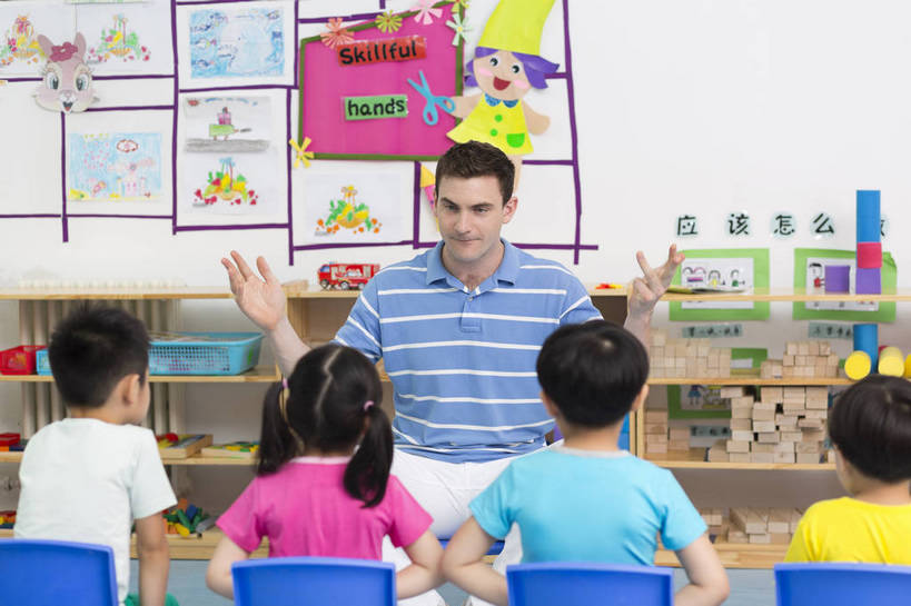 东方人,西方人,婴儿,儿童,中年人,伙伴,教师,坐,横图,彩色,室内,白天,正面,快乐,友谊,幸福,纯洁,合作,柜子,玩具,北京,中国,欧洲人,五个人,图片,许多人,教育,听,小孩,小女孩,背面,背景墙,一群人,教室,放松,可爱,童年,童趣,比划,外教,幼儿园,摄影,活泼,成长,希望,好奇,未来,学前教育,同伴,宝宝,讲课,纯真,烂漫,无邪,乐观,卡通画,伶俐,认真,天真,友情,男孩,男人,男性,年轻男性,女人,女性,美国人,亚洲人,中国人,孩子,年轻人,半身,男生,师生,bj174