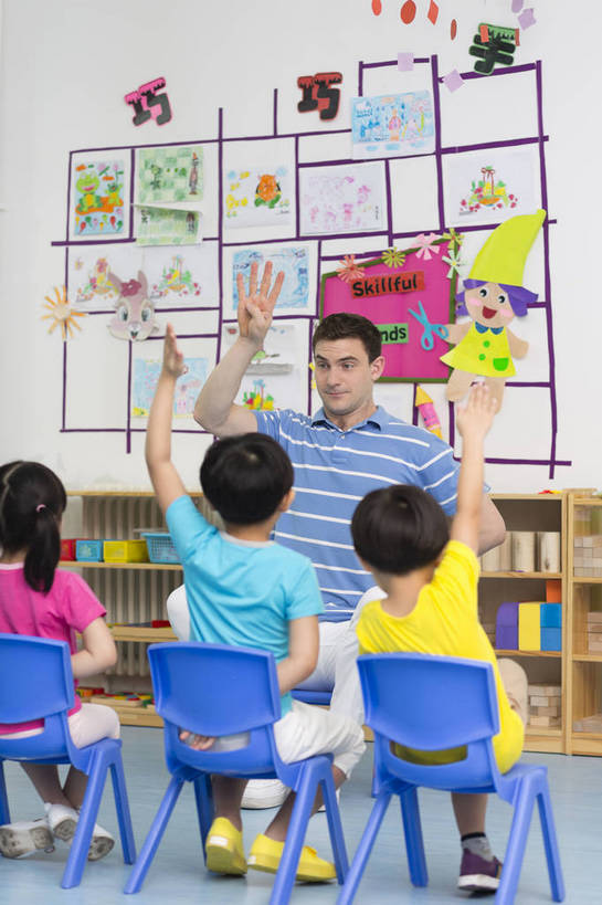 东方人,西方人,婴儿,儿童,中年人,四个人,伙伴,教师,坐,竖图,彩色,室内,白天,正面,快乐,友谊,幸福,纯洁,合作,柜子,玩具,北京,中国,欧洲人,图片,许多人,教育,听,小孩,小女孩,背面,背景墙,一群人,教室,放松,可爱,童年,童趣,比划,外教,幼儿园,摄影,活泼,成长,希望,好奇,未来,学前教育,同伴,宝宝,讲课,纯真,烂漫,无邪,乐观,卡通画,伶俐,认真,天真,友情,男孩,男人,男性,年轻男性,女人,女性,美国人,亚洲人,中国人,孩子,年轻人,半身,男生,师生,bj174