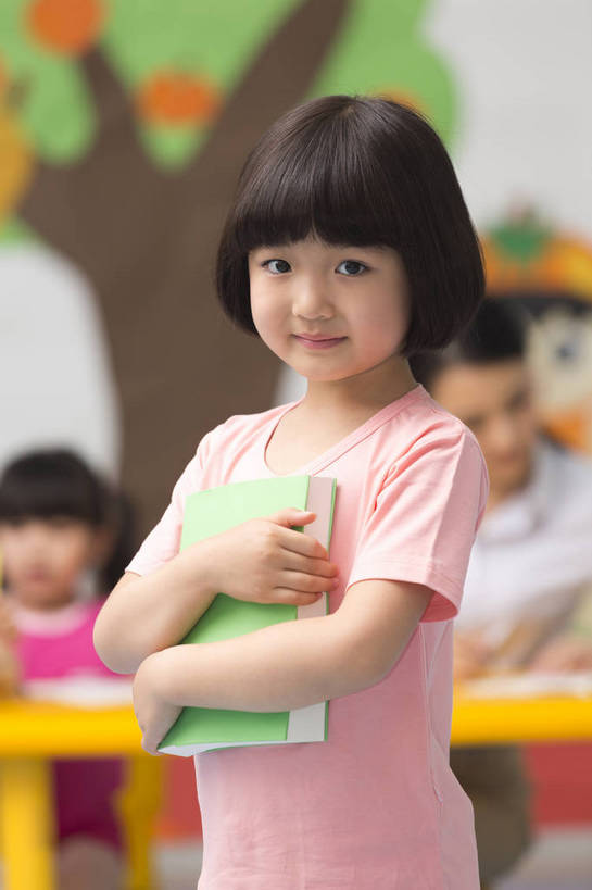 东方人,婴儿,儿童,三个人,伙伴,站,坐,竖图,彩色,室内,特写,白天,侧面,快乐,友谊,幸福,纯洁,合作,桌子,北京,中国,写字,图片,许多人,听,小孩,小女孩,背景墙,书本,一群人,教室,放松,可爱,美女,童年,童趣,幼儿园,摄影,活泼,成长,抱着,希望,好奇,未来,同伴,宝宝,讲课,纯真,烂漫,无邪,辅导,乐观,传授,卡通画,伶俐,认真,天真,友情,年轻女性,女人,女性,亚洲人,中国人,孩子,半身,师生,bj174