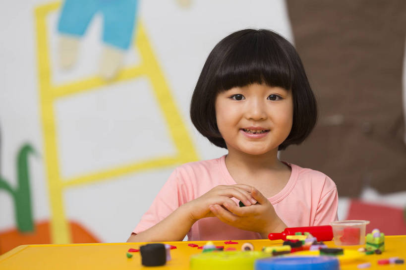 东方人,婴儿,儿童,一个人,坐,微笑,横图,彩色,室内,白天,正面,游戏,快乐,幸福,纯洁,桌子,玩具,北京,中国,图片,玩,娱乐,小孩,小女孩,背景墙,休闲,教室,放松,可爱,童年,童趣,益智,幼儿园,摄影,活泼,成长,模具,活动,希望,好奇,未来,发泄,消遣,智力,宝宝,纯真,烂漫,无邪,橡皮泥,宣泄,乐观,卡通画,伶俐,天真,女孩,女人,女性,亚洲人,中国人,孩子,玩耍,嬉戏,半身,女生,bj174