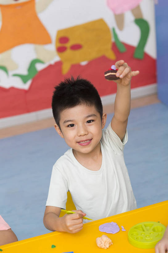 东方人,婴儿,儿童,一个人,坐,微笑,竖图,彩色,室内,白天,正面,游戏,快乐,幸福,纯洁,桌子,玩具,北京,中国,图片,玩,娱乐,小孩,背景墙,休闲,教室,放松,可爱,童年,童趣,益智,幼儿园,摄影,活泼,成长,模具,活动,希望,好奇,未来,发泄,消遣,智力,宝宝,纯真,烂漫,无邪,橡皮泥,宣泄,乐观,卡通画,伶俐,天真,男孩,男人,男性,亚洲人,中国人,孩子,玩耍,嬉戏,半身,男生,bj174