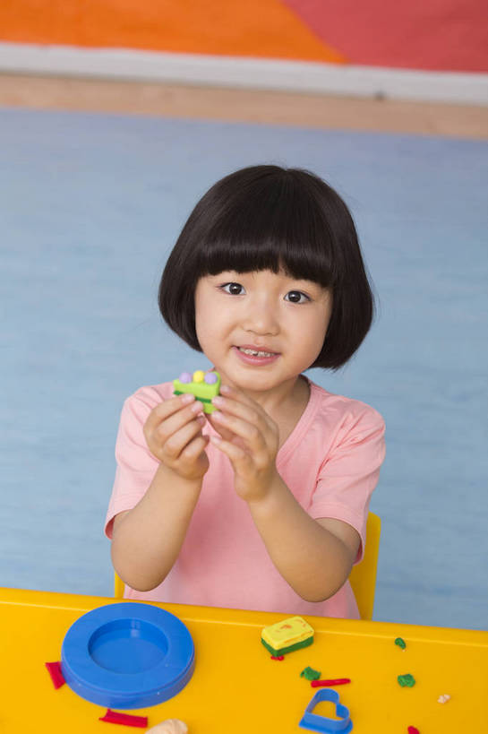 东方人,婴儿,儿童,一个人,坐,微笑,竖图,彩色,室内,白天,正面,游戏,快乐,幸福,纯洁,桌子,玩具,北京,中国,图片,玩,娱乐,小孩,小女孩,背景墙,休闲,教室,放松,可爱,童年,童趣,益智,幼儿园,摄影,活泼,成长,模具,活动,希望,好奇,未来,发泄,消遣,智力,宝宝,纯真,烂漫,无邪,橡皮泥,宣泄,乐观,卡通画,伶俐,天真,女孩,女人,女性,亚洲人,中国人,孩子,玩耍,嬉戏,半身,女生,bj174